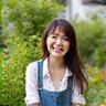 屋上庭園で働く卒業生、高橋由美の肖像。